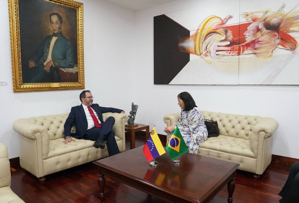 Chanceler venezuelano se reúne com embaixadora do Brasil em Caracas