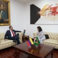Chanceler venezuelano se reúne com embaixadora do Brasil em Caracas