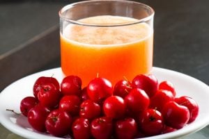 Acerola: conheça a superfruta tropical rica em vitamina C e fácil de cultivar no quintal