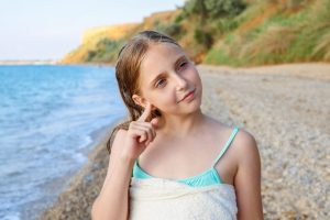 Como evitar água no ouvido: 4 dicas para curtir praia e piscina sem riscos