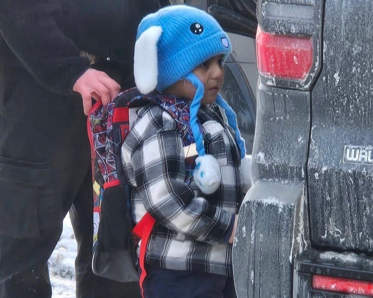 Menino de 5 anos detido pelo ICE em Minneapolis volta para casa