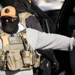 Juíza bloqueia lei da Califórnia que proíbe uso de máscaras por agentes da imigração