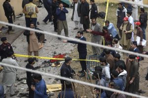 Atentado suicida contra mesquita xiita mata 31 e fere 169 no Paquistão