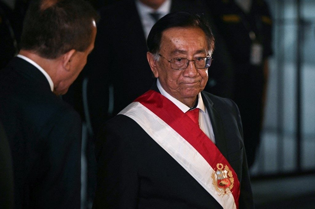José María Balcázar é eleito presidente interino do Peru