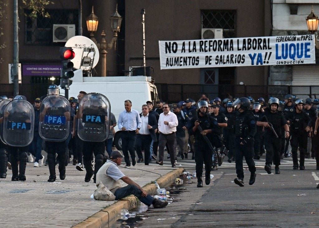 Protesto contra reforma trabalhista na Argentina termina em confronto entre policiais e manifestantes