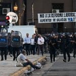 Protesto contra reforma trabalhista na Argentina termina em confronto entre policiais e manifestantes