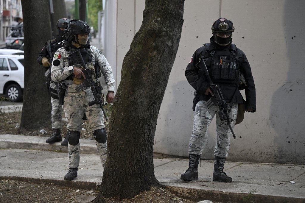 México mobiliza 10 mil militares após violência por morte de chefe do narcotráfico