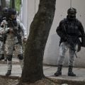México mobiliza 10 mil militares após violência por morte de chefe do narcotráfico