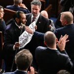 ‘Negros não são macacos’: congressista exibe cartaz durante discurso de Trump
