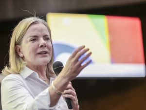 Glesi diz que presidente da CPMI aplicou um golpe em votação de quebra de sigilo de Lulinha