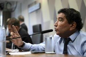 Magno Malta pede que Moraes reconsidere decisão que barrou visita a Bolsonaro