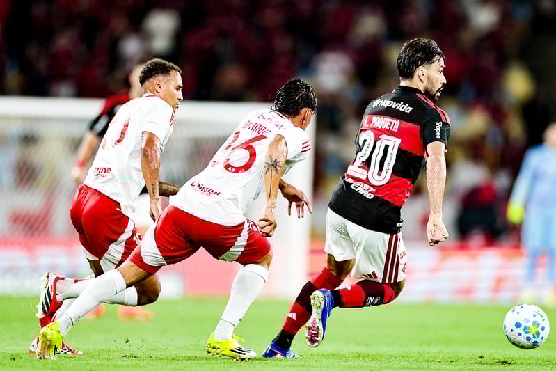 Flamengo e Internacional empatam em partida equilibrada no Maracanã