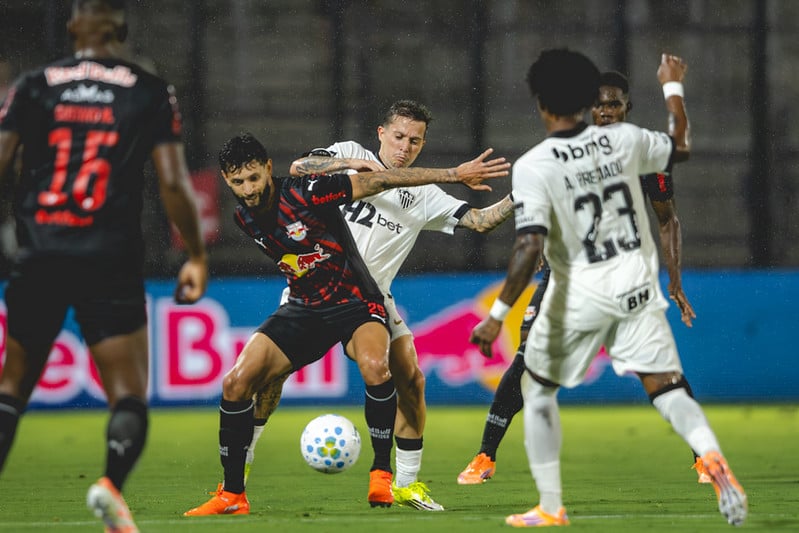 Bragantino vence Atlético-MG e se mantém no topo da tabela