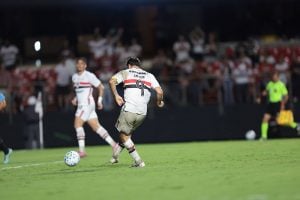 São Paulo vence Grêmio e assume a liderança do Campeonato Brasileiro