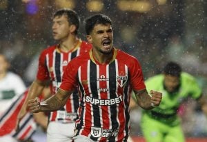 Com reservas, São Paulo vence o Coritiba e segue na cola do Palmeiras no Brasileirão