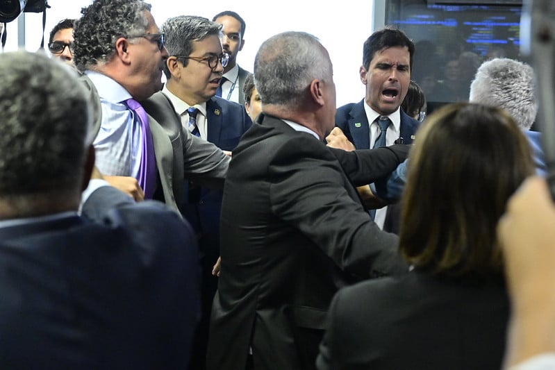 Quebra de sigilos de filho de Lula causa confusão na CPMI do INSS; assista ao vídeo