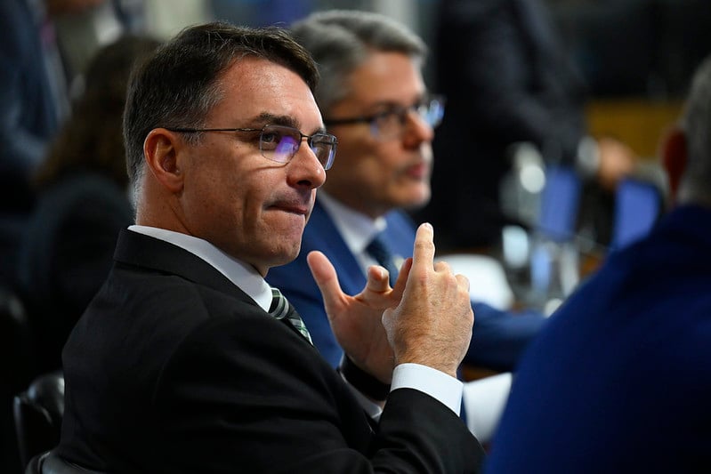 Bolsonarismo tensiona alianças e afasta Centrão da pré-candidatura de Flávio Bolsonaro