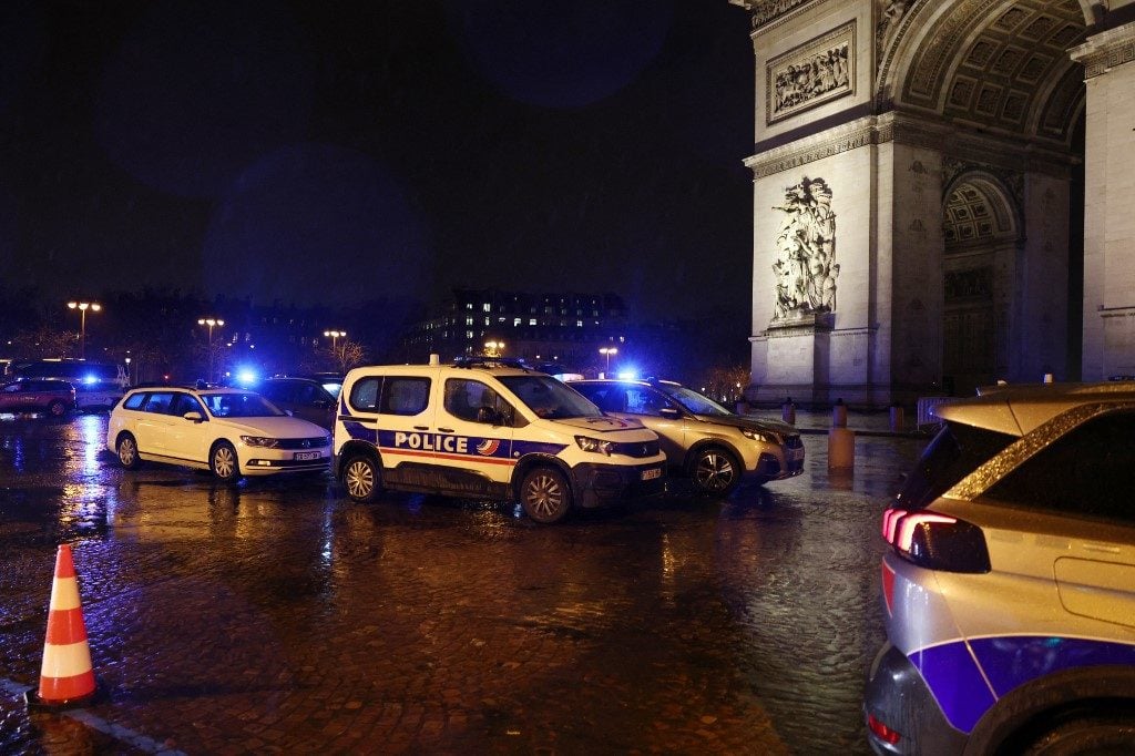 Polícia mata homem que empunhava faca no Arco do Triunfo em Paris