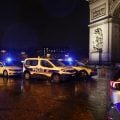 Polícia mata homem que empunhava faca no Arco do Triunfo em Paris