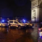 Polícia mata homem que empunhava faca no Arco do Triunfo em Paris