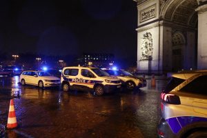 Polícia mata homem que empunhava faca no Arco do Triunfo em Paris
