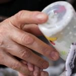 França registra a 3ª morte entre bebês após consumo de leite suspeito de contaminação