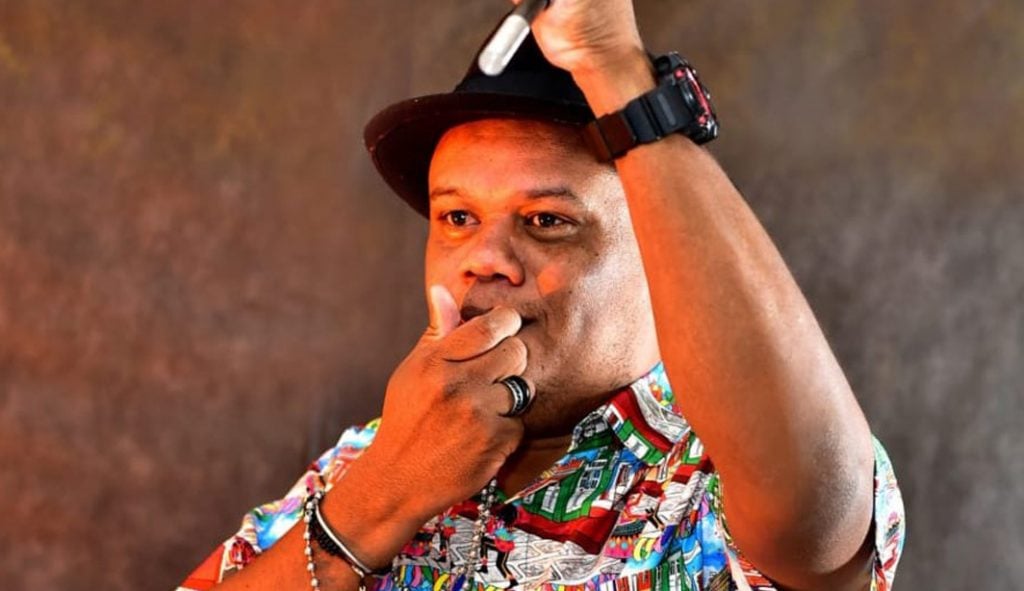 Trabalhamos o ano todo para mostrar no Carnaval que estamos vivos, diz mestre de maracatu