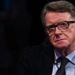 Caso Epstein: Polícia britânica faz buscas em propriedades ligadas a ex-embaixador