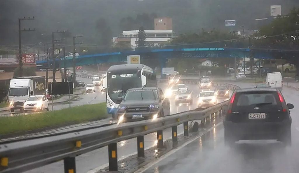 SC tem alerta vermelho para alagamentos e deslizamentos na capital