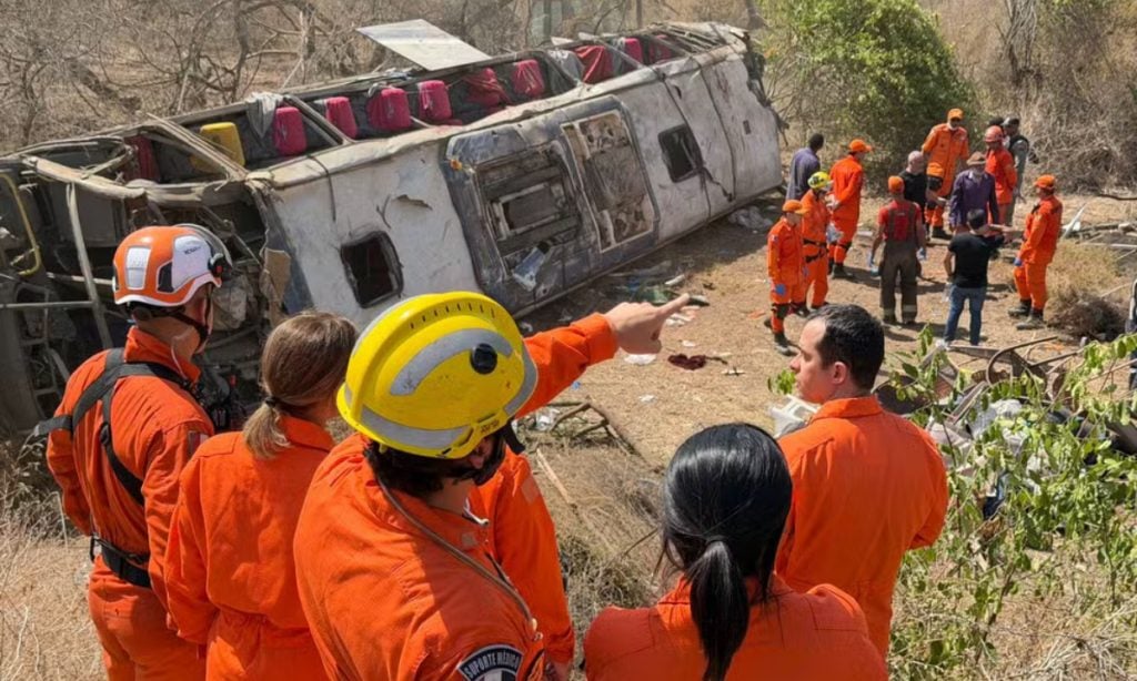 Acidente com ônibus deixa 15 mortos em Alagoas