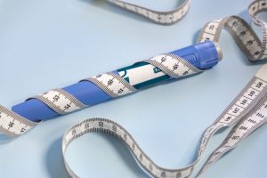 Entenda como o emagrecimento acelerado pode provocar flacidez e perda de volume facial