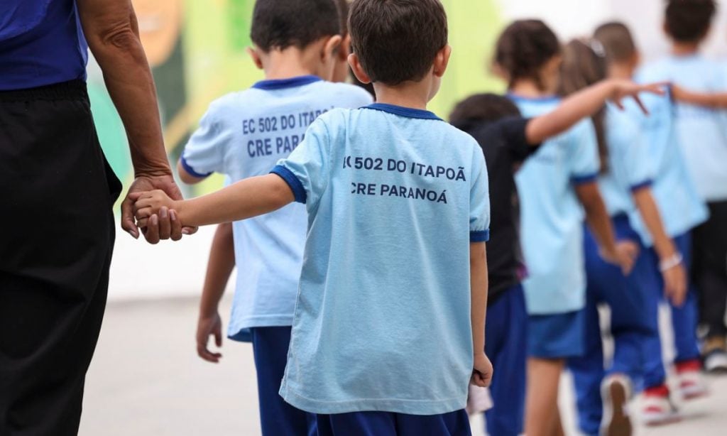 Alunos de escola no DF são ‘punidos’ com flexão e PMs são afastados
