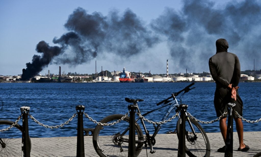 Incêndio atinge refinaria em Havana