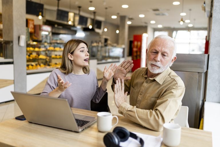 'Conflito de gerações' entre Gen Z e 50+ exige mudança de mindset no ambiente corporativo