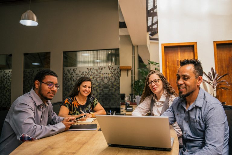 Millennials trocam metas tradicionais por alegria estratégica e mudam consumo