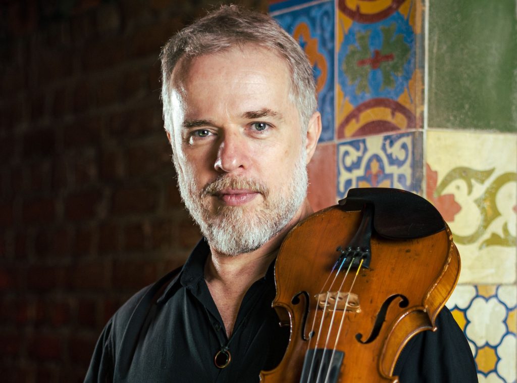 Com álbum audiovisual, violinista francês Nicolas Krassik reafirma paixão pelos ritmos brasileiros