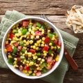 10 saladas proteicas e refrescantes para os dias quentes