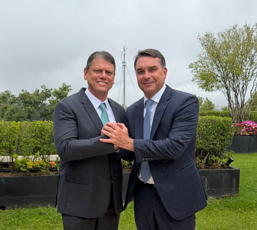 A reaproximação entre Flávio e Tarcísio após disputa pelo espólio de Bolsonaro