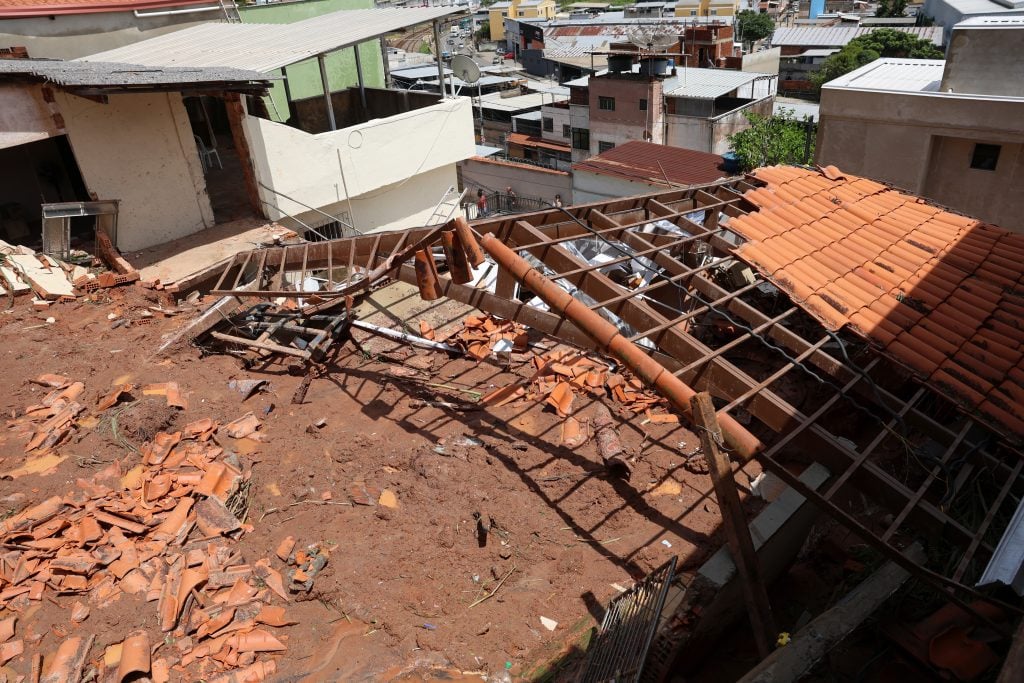 Sobe para 64 o número de mortos após temporais em Minas Gerais