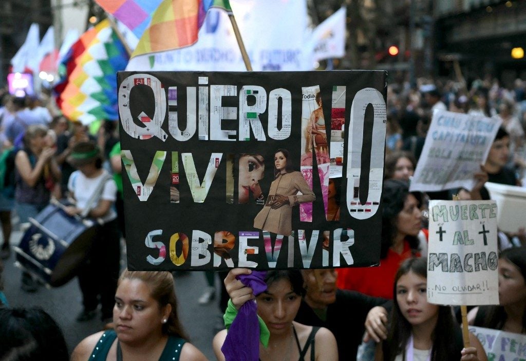 Milhares marcham contra ajuste de Milei na Argentina