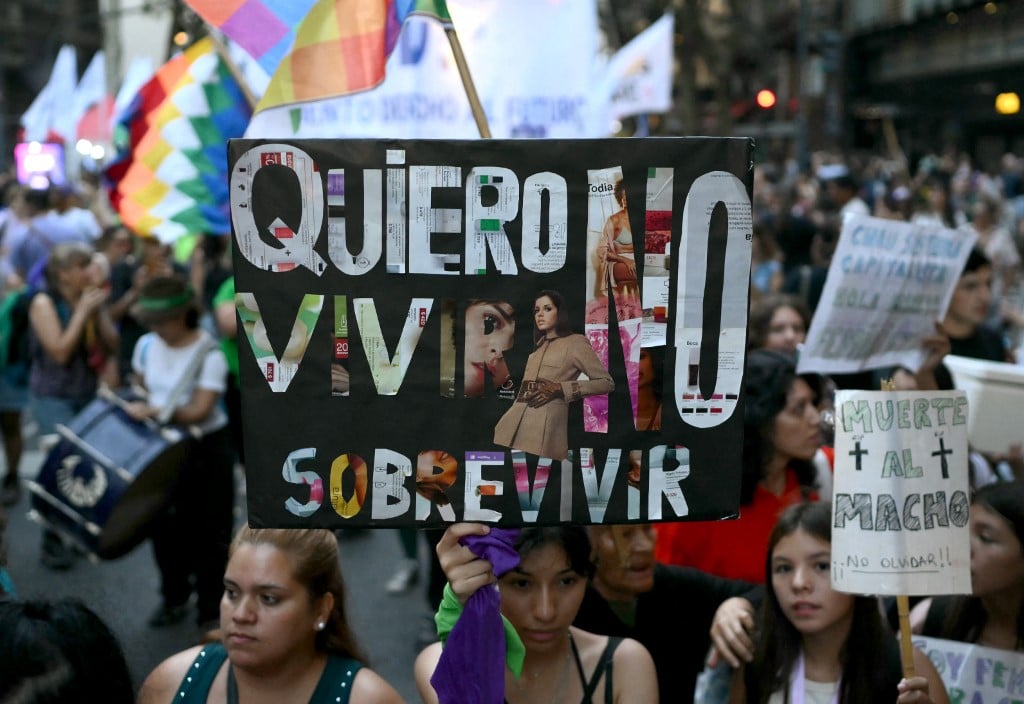 Milhares marcham contra ajuste de Milei na Argentina