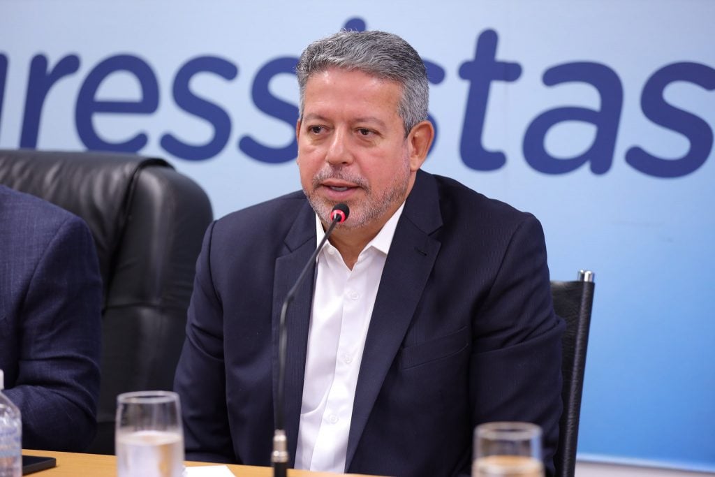 Sem JHC, Lira se lança ao Senado e confirma o filho na disputa pela Câmara