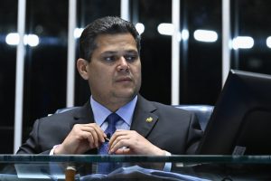 Alcolumbre rebate Valdemar Costa Neto e diz que presidente do PL 'mente reiteradamente'