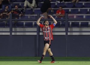 São Paulo vence Bragantino fora de casa e mantém a liderança do Campeonato Brasileiro