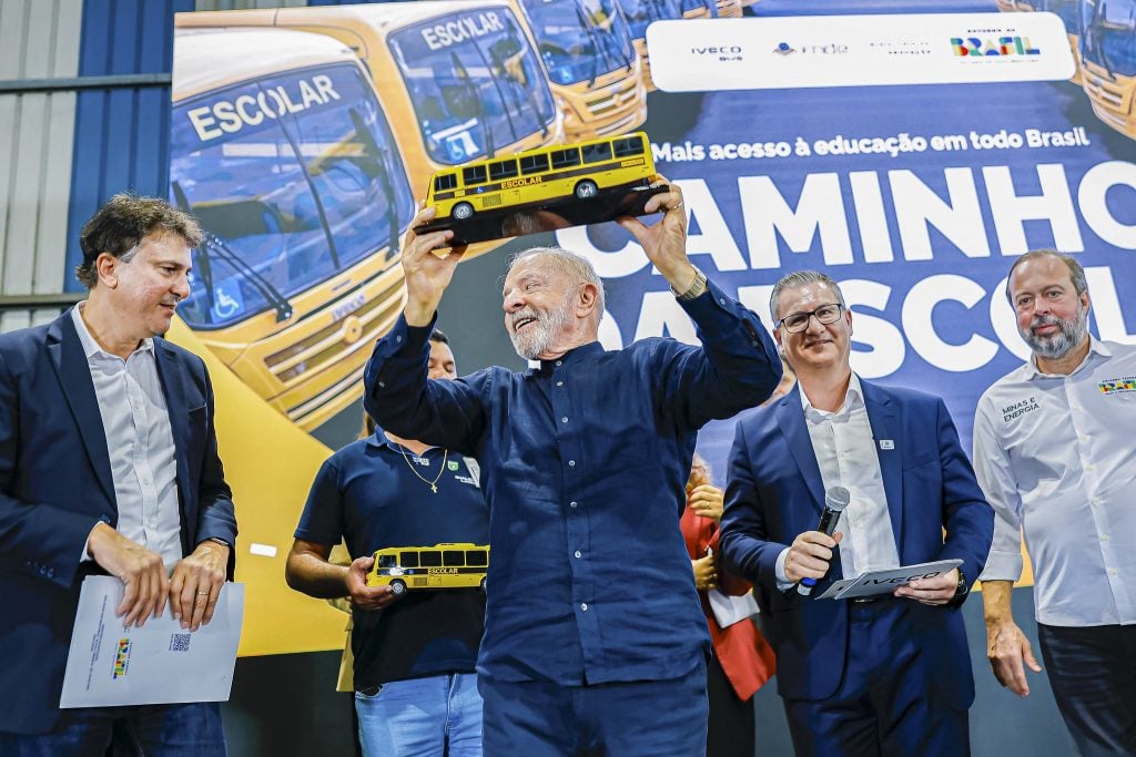 Lula entrega 324 novos ônibus do Programa Caminhos da Escola