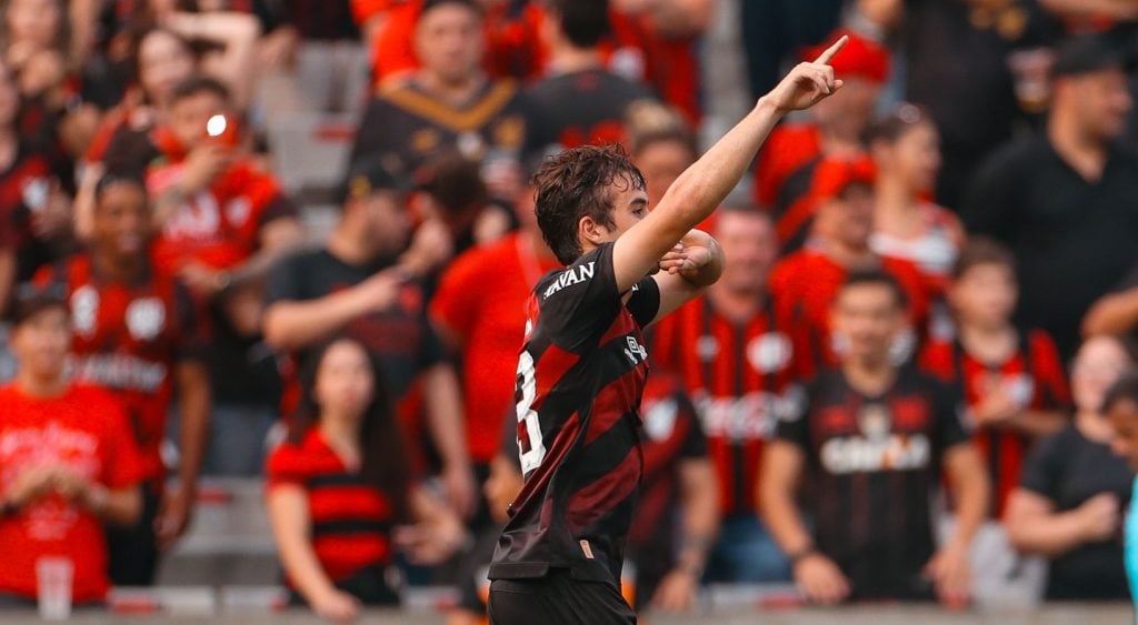 Athletico vence o Coritiba e encosta nos primeiros do Brasileirão