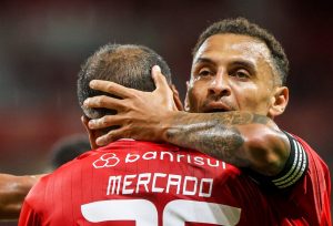 Internacional vence a Chapecoense e respira no Brasileirão