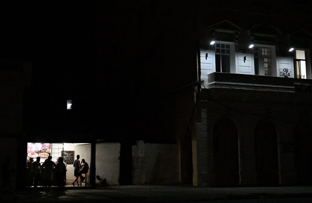 EUA aumenta pressão sobre Cuba, que restabelece eletricidade após apagão