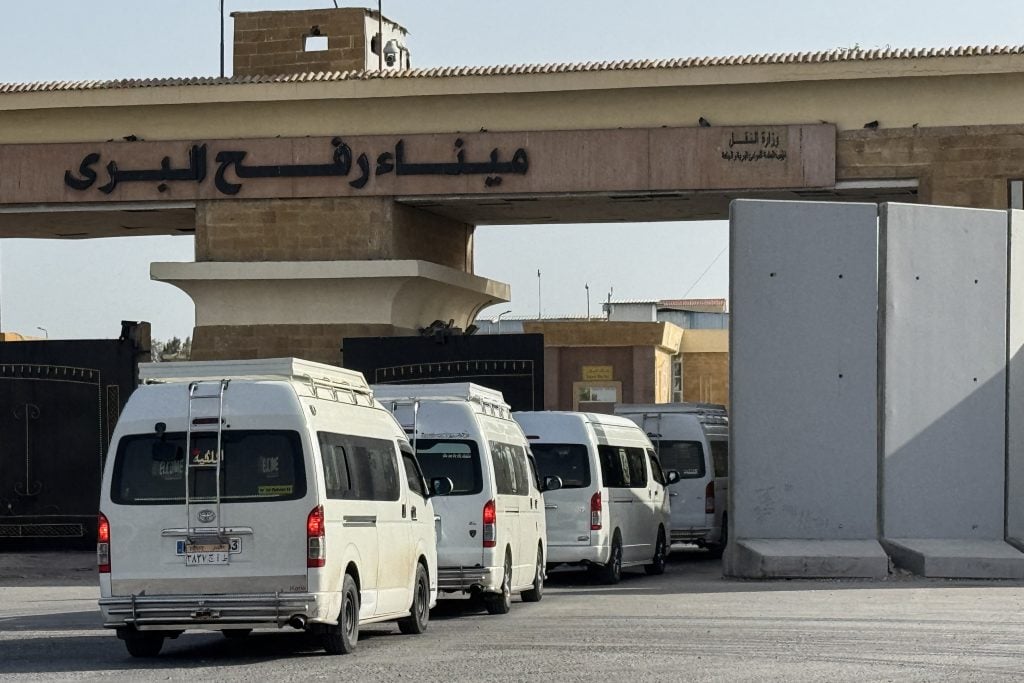 Passagem de fronteira de Rafah, entre Gaza e Egito, reabre de forma limitada