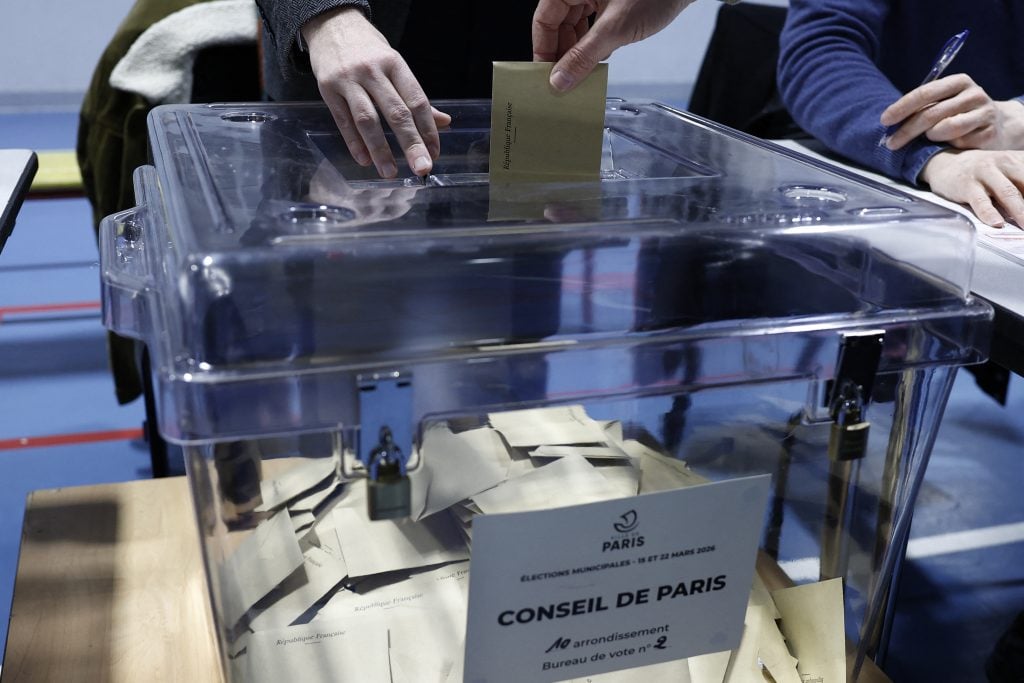 França realiza 2º turno de disputadas eleições municipais